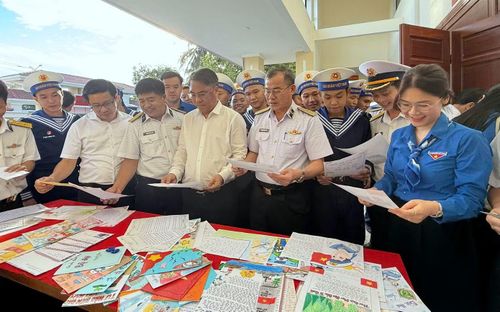 Cán bộ, chiến sĩ Vùng 3 Hải quân đón nhận những lá thư từ hậu phương thân yêu.