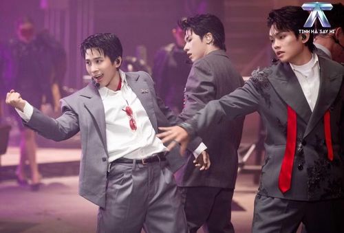 Đến tiết mục của buitruonglinh, anh chọn chất liệu disco kết hợp Afrobeat cho Dancin' My Way. Bối cảnh quán bar tái hiện ngay trên sân khấu với hệ thống ánh sáng, quầy bar và nhiều lớp không gian được đầu tư công phu.