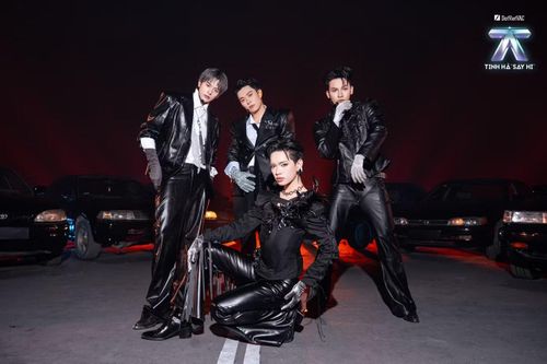 Bad Night gây ấn tượng khi đưa dàn ôtô thật lên sân khấu, kết hợp hiệu ứng pháo, ánh sáng và vũ đạo hoành tráng. Các thành viên liên tục thực hiện những màn trình diễn trên nóc xe, khối hộp kính và nhiều lớp sân khấu khác nhau.