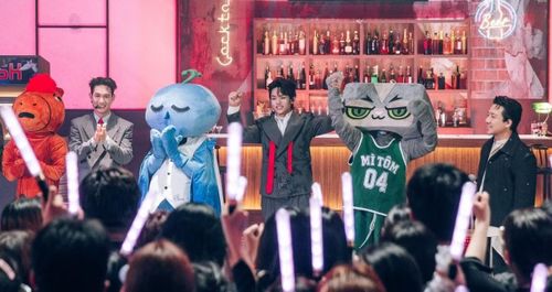 Gắn liền với những bản ballad giàu cảm xúc, buitruonglinh khiến khán giả bất ngờ khi lựa chọn thử sức với màu sắc disco kết hợp Afrobeat. Á quân Anh trai mùa 2 chơi theo cách không ai ngờ, cho thấy mong muốn làm mới bản thân ngay Live Stage mở màn.