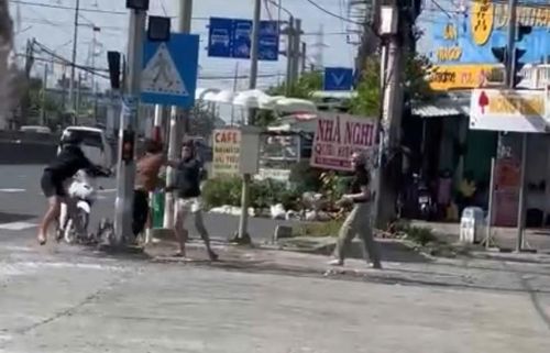 Công an đang xác minh danh tính nạn nhân và truy tìm nhóm đối tượng liên quan. Ảnh cắt từ clip.