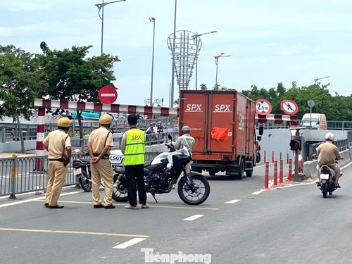 Lực lượng chức năng có mặt để điều tiết giao thông và xử lý hiện trường vụ tai nạn.
