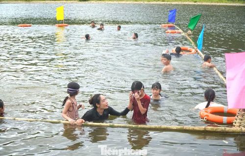 Lớp bơi được mở từ sáng sớm để dạy trẻ nhỏ kỹ năng bơi cơ bản như làm quen với môi trường nước, kỹ thuật nổi, kỹ thuật thở và một số động tác bơi cơ bản.
