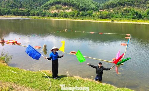  Không có bể bơi hiện đại, đoàn viên thanh niên xã đã phối hợp các chiến sĩ công an dùng tre quây một khúc sông Giăng thành khuôn viên rộng, an toàn làm bể bơi dạy cho trẻ. 
