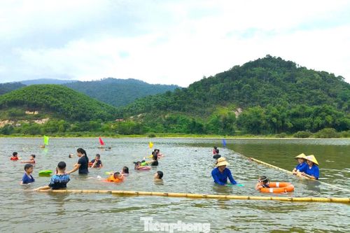 Lớp học bơi đặc biệt góp phần mang đến cho các em thiếu nhi ở xã Môn Sơn một mùa hè an toàn, bổ ích và ý nghĩa.