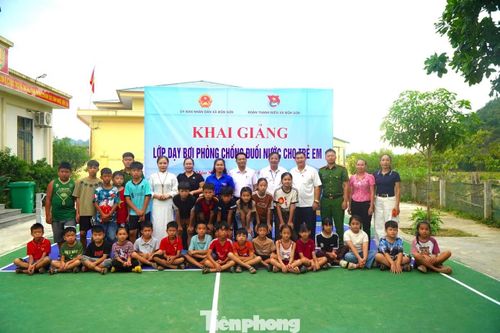  Biết đoàn viên thanh niên xã mở lớp dạy bơi, dạy kỹ năng phòng tránh đuối nước miễn phí, rất đông phụ huynh trên địa bàn đã đăng ký xin cho các em đến học. 