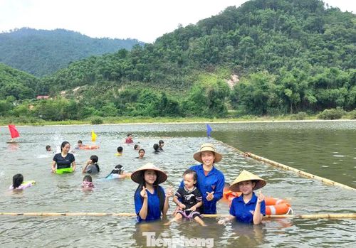 Ngoài học bơi, các em còn được phổ biến kiến thức về nguyên nhân, hậu quả của tai nạn đuối nước; các biện pháp phòng tránh đuối nước; kỹ năng xử lý tình huống khi bị đuối và gặp người bị đuối; hướng dẫn sử dụng áo phao và các dụng cụ cứu sinh.