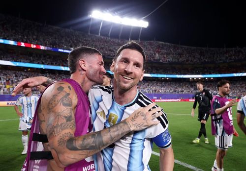 Rodrigo De Paul ôm chầm lấy Lionel Messi sau tiếng còi mãn cuộc. Bộ đôi không giấu được niềm hạnh phúc sau chiến thắng 3-1 trước Thụy Sĩ, trong khi các cầu thủ và thành viên ban huấn luyện lần lượt tiến ra sân chia vui cùng người hâm mộ.
