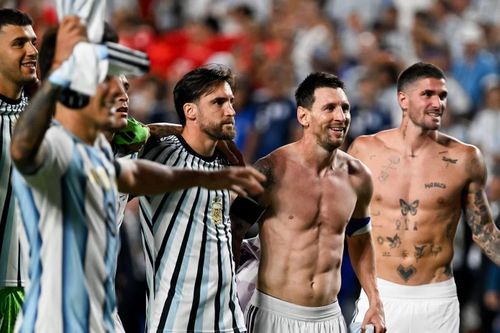Nicolás Tagliafico, Lionel Messi và Rodrigo De Paul sát cánh trong màn ăn mừng sau chiến thắng trước Thụy Sĩ. Các cầu thủ Argentina vừa khoác vai nhau vừa hát vang những ca khúc quen thuộc của Albiceleste, hướng về trận bán kết gặp tuyển Anh với tinh thần đầy hưng phấn.