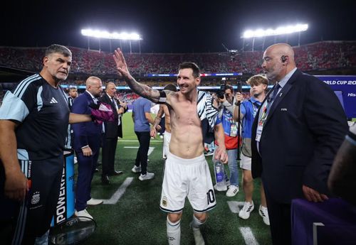 Lionel Messi vẫy tay chào khán giả khi rời sân dưới sự hộ tống của lực lượng an ninh và ban huấn luyện. Đội trưởng Argentina nhận những tràng pháo tay kéo dài từ các khán đài sau màn trình diễn giúp Albiceleste tiến vào bán kết World Cup 2026.