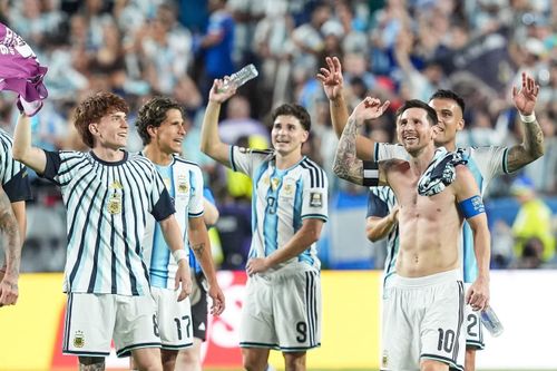 Lionel Messi cùng Alejandro Garnacho, Lautaro Martinez, Rodrigo De Paul và các đồng đội vẫy tay cười với người hâm mộ. Các cầu thủ nhiều lần hướng về khán đài để hát, nhảy và chia sẻ niềm vui trong bầu không khí lễ hội phủ kín sân Kansas City.