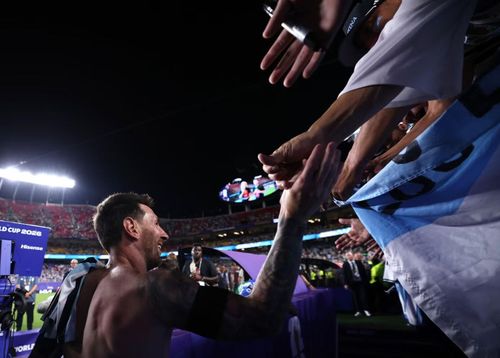 Lionel Messi tiến gần khu vực khán đài chia sẻ niềm vui vào bán kến cùng người hâm mộ.