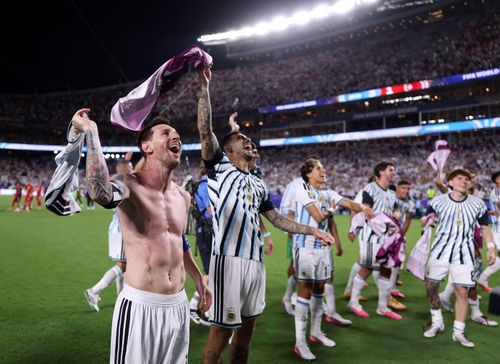Messi tiếp tục cầm áo đấu trên tay, hòa giọng cùng Rodrigo De Paul và các đồng đội trong bầu không khí cuồng nhiệt tại sân Kansas City.