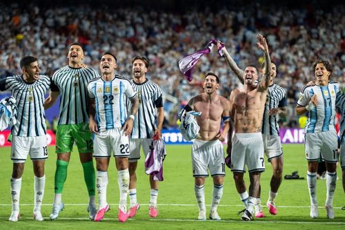 Cristian Romero, Gerónimo Rulli, Lautaro Martinez, Nicolás Tagliafico, Lionel Messi, Rodrigo De Paul, Giuliano Simeone cùng các cầu thủ Argentina đứng thành hàng trước khán đài, vừa nhảy vừa hát cùng hàng chục nghìn CĐV. Màn ăn mừng biến sân Kansas City thành "biển trắng - xanh" sau khi Albiceleste giành quyền góp mặt trong nhóm bốn đội mạnh nhất World Cup 2026.