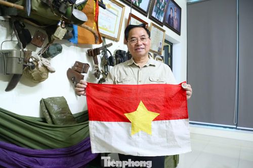 Cựu chiến binh Lê Mạnh Hải nhập ngũ năm 1972, chiến đấu trong đội hình Sư đoàn 320 tại mặt trận Kon Tum. Mùa Xuân năm 1975, ông cùng đơn vị tham gia giải phóng Tây Nguyên; tham gia Chiến dịch Hồ Chí Minh giải phóng Sài Gòn. Sau đó, ông tiếp tục chiến đấu tại biên giới Tây Nam, Campuchia và chi viện chiến trường biên giới phía Bắc. Năm 1982, ông chuyển ngành về công tác tại Sở Công nghiệp Nghệ An, nghỉ hưu năm 2007. Hiện ông là Trưởng Ban liên lạc truyền thống Đại đoàn Đồng bằng Sư đoàn 320 khu vực Nghệ An - Hà Tĩnh.