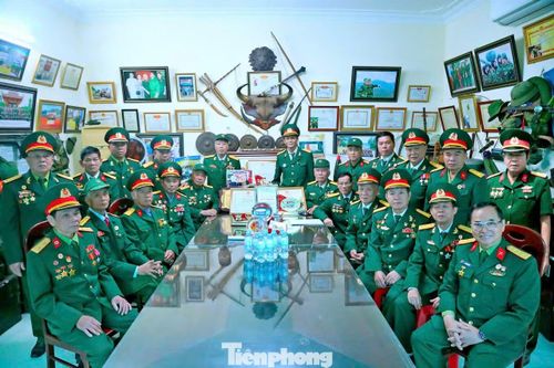 Không chỉ là nơi lưu giữ ký ức, căn phòng nhỏ ấy còn là nơi sinh hoạt của Ban liên lạc truyền thống Đại đoàn Đồng bằng Sư đoàn 320 khu vực Nghệ An - Hà Tĩnh. Hơn 30 năm qua, cựu chiến binh Lê Mạnh Hải cùng đồng đội còn bền bỉ thực hiện nhiều hoạt động tri ân như tìm kiếm, quy tập hài cốt liệt sĩ, xây dựng nhà bia tưởng niệm và tổ chức dâng hương tại các chiến trường xưa. Ông là một trong những người góp sức xây dựng các nhà bia tưởng niệm tại điểm cao 1015 và 1049 - nơi nhiều chiến sĩ Sư đoàn 320 đã ngã xuống.