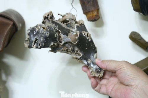 Trong số hàng trăm hiện vật, chiếc bi đông nhôm méo mó bởi bom đạn được người cựu binh nâng niu. Kỷ vật này được tìm thấy tại điểm cao 1015 - đồi Sạc Ly trong một lần ông trở lại chiến trường xưa. “Tôi không biết người lính ấy là ai, quê ở đâu, nhưng mỗi lần nhìn chiếc bi đông này, tôi lại nghĩ đến những đồng đội đã nằm lại”, người cựu binh chia sẻ.