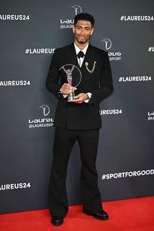  Jude Bellingham trên thảm đỏ của Giải thưởng thể thao thế giới Laureus. Ngôi sao đang chơi cho Real Madrid xuất hiện với lễ phục black tie ấn tượng. GQ magazine gọi anh là "nam thần" trên mạng xã hội) và gương mặt nổi bật của giới thời trang. 