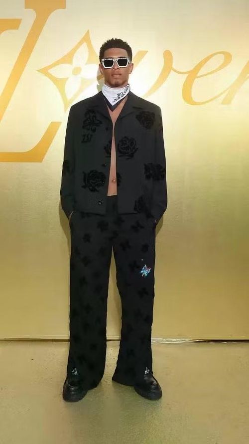 Jude Bellingham chuộng những bộ suit tối giản kết hợp quần ống rộng, điểm xuyết bằng các món trang sức tinh tế, tạo nên hình ảnh thanh lịch nhưng vẫn đậm chất thời trang. Sức hút của hình mẫu "quý ông đương đại" giúp Louis Vuitton chính thức bổ nhiệm nam cầu thủ làm Bạn thân thương hiệu (Friend of House) vào năm 2024. Kể từ đó, Jude Bellingham liên tục xuất hiện trong các chiến dịch quảng bá và hình ảnh của nhà mốt xa xỉ này. Tham dự show diễn thời trang nam Xuân/Hè 2024 của Louis Vuitton, cầu thủ tuyển Anh diện blazer may đo kết hợp khăn quàng cổ, khéo léo khoe phần cơ bụng săn chắc. Điểm nhấn là cặp kính râm giúp tổng thể vừa mang nét lịch lãm kiểu Anh, vừa đậm tinh thần thời trang đường phố.
