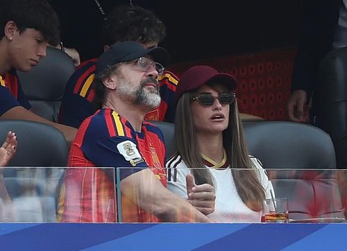 Vợ chồng Penélope Cruz và Javier Bardem có mặt từ sớm trên khán đài, hòa vào bầu không khí cuồng nhiệt của người hâm mộ Tây Ban Nha trong trận tứ kết tại Los Angeles, Mỹ.