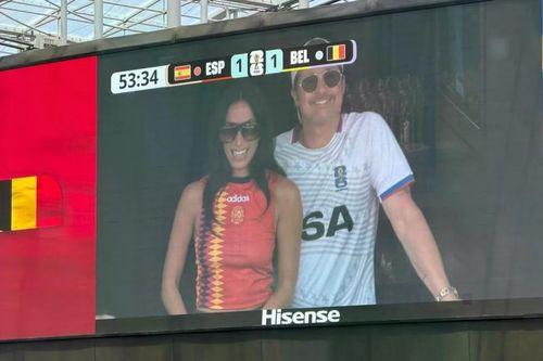 Cặp đôi còn gây chú ý khi xuất hiện trên màn hình "Kiss Cam", không ngần ngại trao nụ hôn trước sự cổ vũ của hàng chục nghìn khán giả.