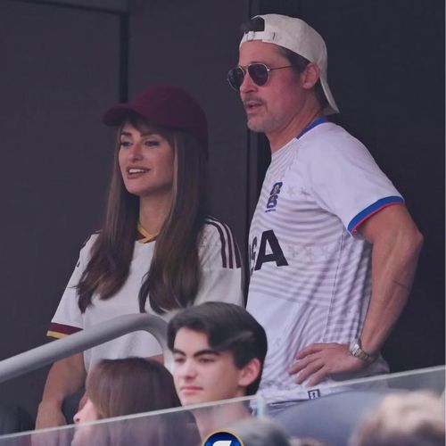 Brad Pitt trò chuyện cùng Penélope Cruz trong khu vực khán đài VIP. Ngôi sao Tây Ban Nha theo dõi và cổ vũ đội nhà giành chiến thắng 2-1 trước Bỉ để vào bán kết World Cup 2026.