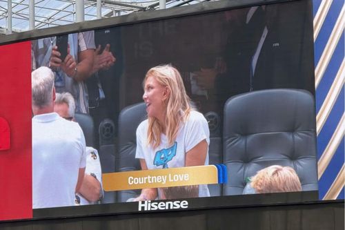 Ca sĩ Courtney Love góp mặt trong khu vực khán đài VIP theo dõi trận tứ kết World Cup 2026 giữa Tây Ban Nha và Bỉ. Sự xuất hiện của giọng ca người Mỹ cùng nhiều ngôi sao điện ảnh, âm nhạc góp phần biến trận đấu tại Los Angeles thành một trong những sự kiện quy tụ nhiều người nổi tiếng nhất kể từ đầu giải.