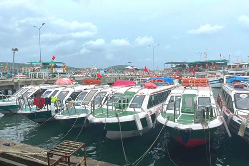 Hàng loạt ca nô du lịch neo đậu tại Cảng quốc tế An Thới khi nhiều công ty thông báo tạm dừng khai thác tour ra đảo.