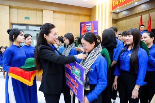 Ban Thường vụ Tỉnh Đoàn Lâm Đồng trao khăn cho các tình nguyện viên.