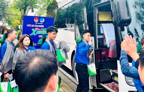 Những cái vẫy tay chào tiếp thêm động lực cho các chiến sĩ tình nguyện.