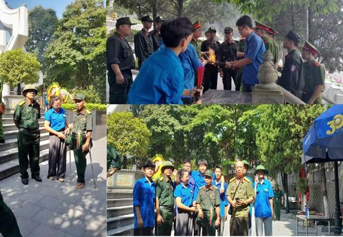 Đoàn viên xã Vị Xuyên hỗ trợ các cựu binh đến dâng hương.