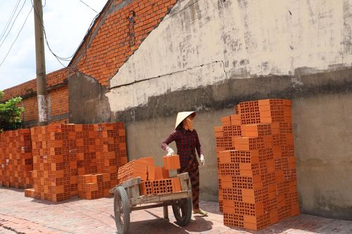 Những viên gạch đỏ au chờ thương lái đến lấy.