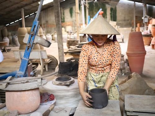 Từ bàn tay khéo léo người thợ làm nên những bình gốm xinh xắn.