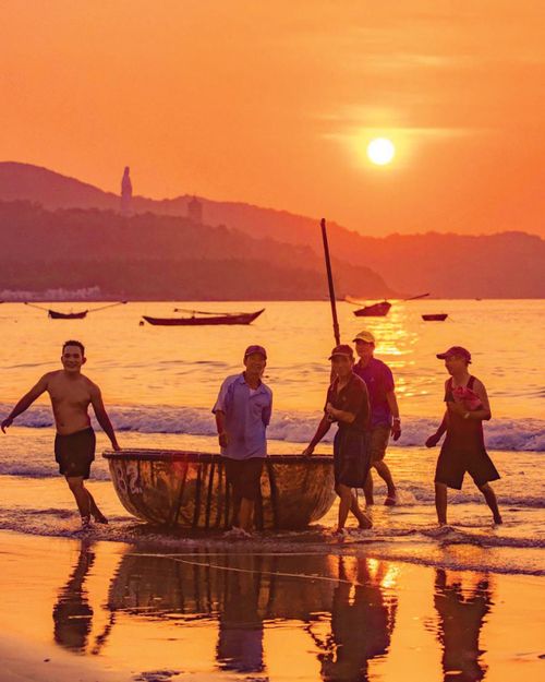 Ngư dân làng chài Mân Thái kéo lưới sau chuyến đánh bắt ven bờ