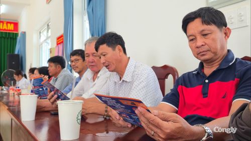 Ngư dân tìm hiểu các quy định của pháp luật trên tờ rơi.