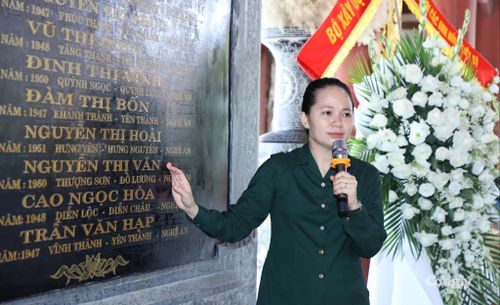 Thuyết minh viên kể cho Đoàn công tác của Báo Công lý nghe về sự hy sinh anh dũng của 13 chiến sỹ Đại đội 317 tại Truông Bồn.