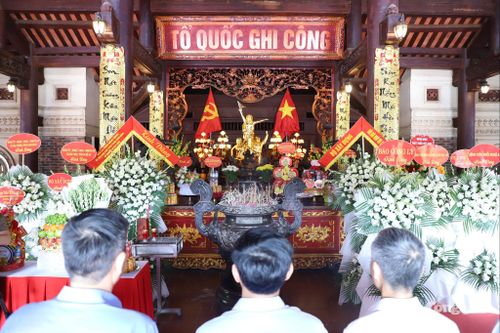 Đoàn Báo Công lý dâng hoa, dâng hương tại Khu di tích Truông Bồn.