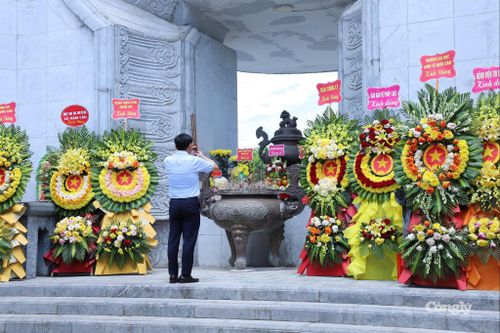 Tổng Biên tập Trần Đức Vinh đại diện đoàn Báo Công lý dâng hoa, dâng hương tại Nghĩa trang Liệt sĩ Việt – Lào.