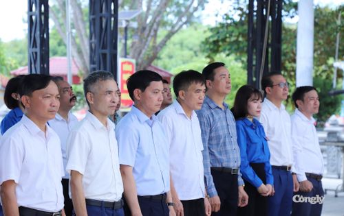 Tưởng nhớ các Anh hùng liệt sĩ tại Nghĩa trang Liệt sĩ Việt – Lào.