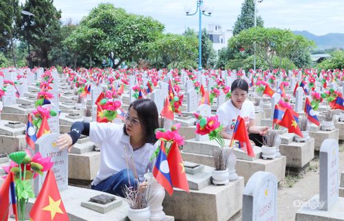Biên tập viên, phóng viên Báo Công lý thắp hương trên các phần mộ liệt sĩ.