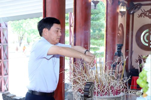 Đồng chí Trần Đức Vinh, Ủy viên Ban Chấp hành Đảng bộ TANDTC, Bí thư Chi bộ, Tổng Biên tập Báo Công lý dâng hương tưởng niệm các Anh hùng liệt sĩ.