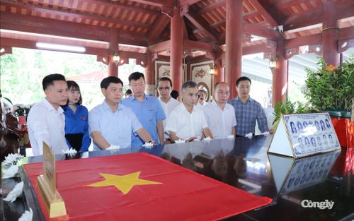 Máu và tuổi thanh xuân của các anh các chị đã hòa vào đất mẹ, để lại những ước mơ còn dang dở, những bức thư chưa kịp gửi, những lời hứa chưa thành.