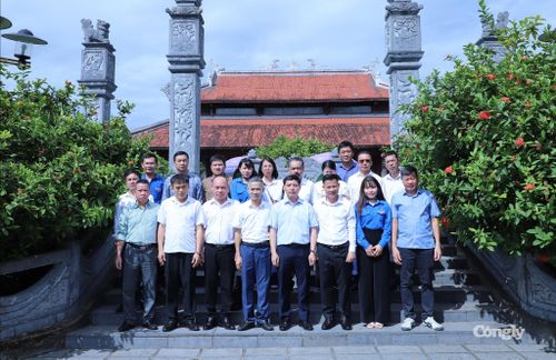 Đoàn chụp ảnh lưu niệm tại Khu di tích Truông Bồn.