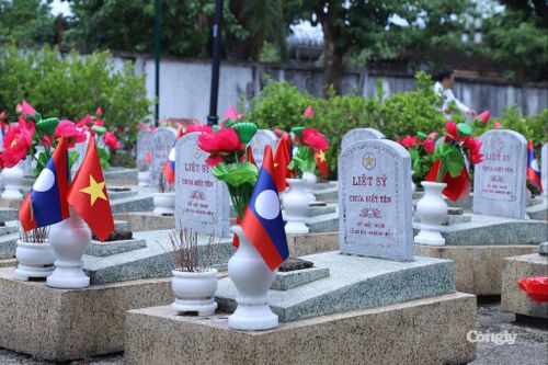 Những tấm bia chỉ lặng lẽ ghi dòng chữ "Liệt sĩ chưa biết tên".