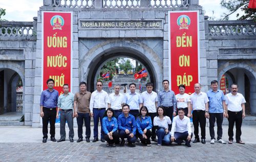 Đoàn chụp ảnh lưu niệm tại Nghĩa trang Liệt sĩ Việt – Lào.