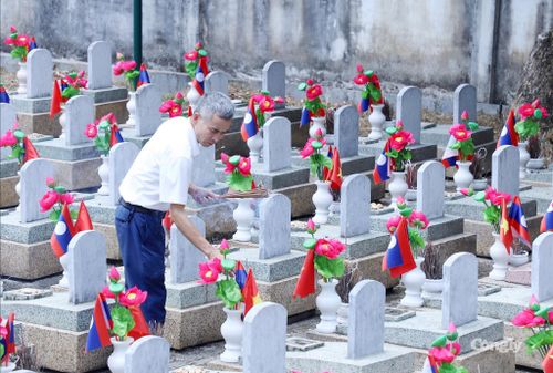 Đồng chí Lê Văn Quỳnh, Phó Chánh án TAND tỉnh Nghệ An thắp hương trên các phần mộ liệt sĩ.