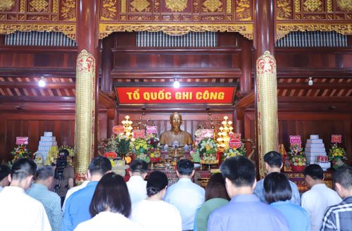 Đoàn thành kính thắp nén hương thơm, kính dâng lẵng hoa tươi lên Anh linh Chủ tịch Hồ Chí Minh vĩ đại và các Anh hùng liệt sỹ đã chiến đấu, hy sinh trên đất nước bạn Lào.