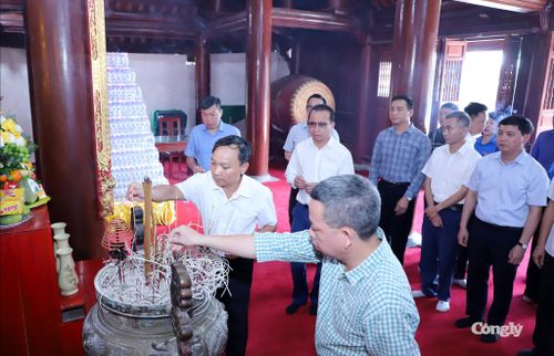 Thắp hương tri ân các Anh hùng liệt sĩ.