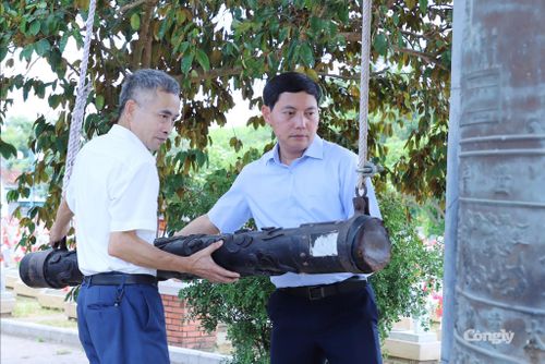 Đồng chí Trần Đức Vinh cùng đồng chí Lê Văn Quỳnh, Phó Chánh án TAND tỉnh Nghệ An thỉnh chuông tại Nghĩa trang Liệt sĩ Việt – Lào.
