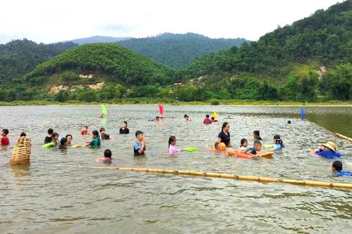 Đoàn viên thanh niên và chiến sĩ Công an xã Môn Sơn luôn túc trực, bảo đảm an toàn cho trẻ trong suốt quá trình học bơi.